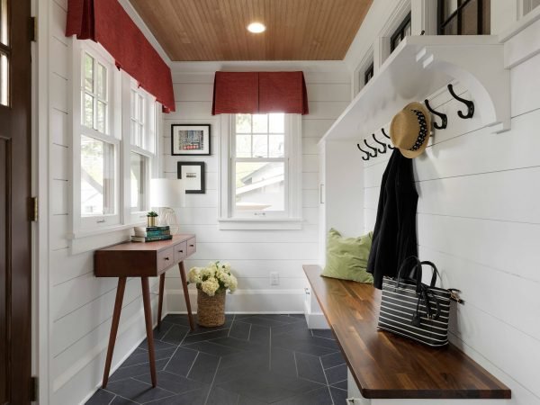 cozy-mudroom-crystal-kitchen-bath-img~eba1557a0cffe037_14-9179-1-815d59a